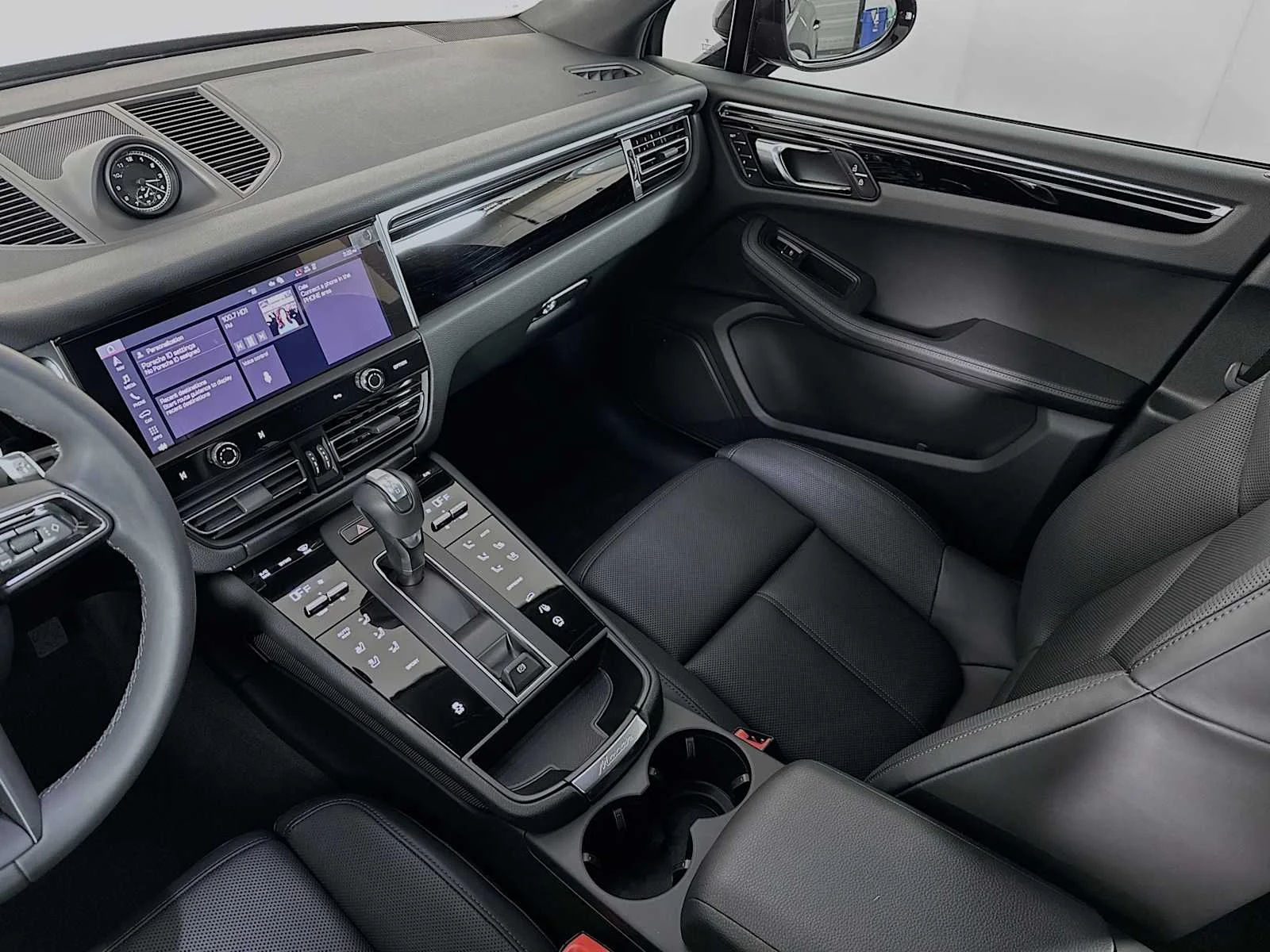 2025 Porsche Macan - Photo 26