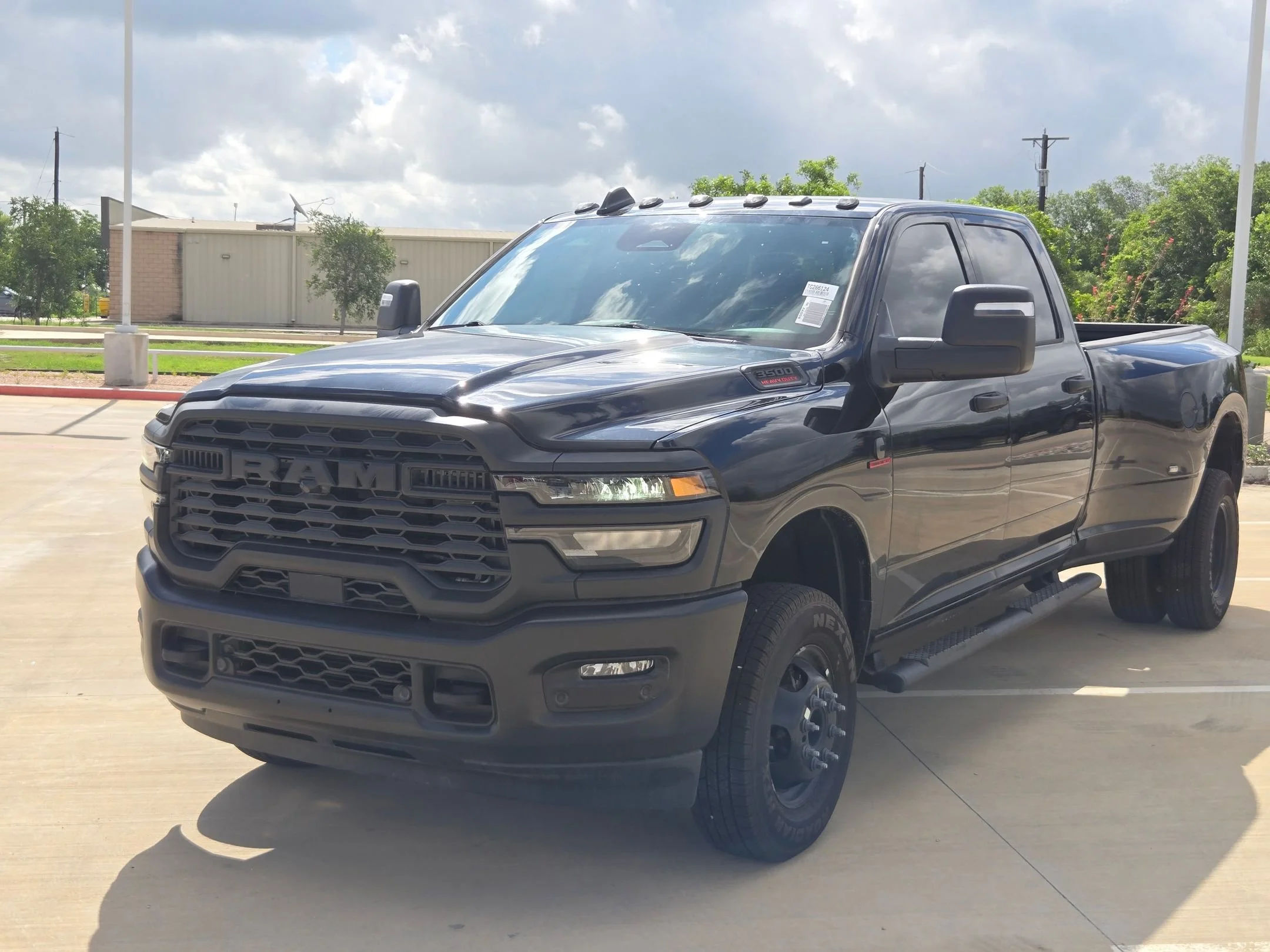 New 2026 Diamond Black Crystal Pearl-Coat Exterior Paint RAM Tradesman image 7