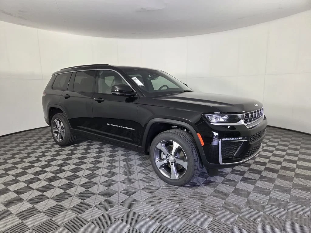 New 2026 Diamond Black Crystal Pearl-Coat Exterior Paint Jeep Limited image 2