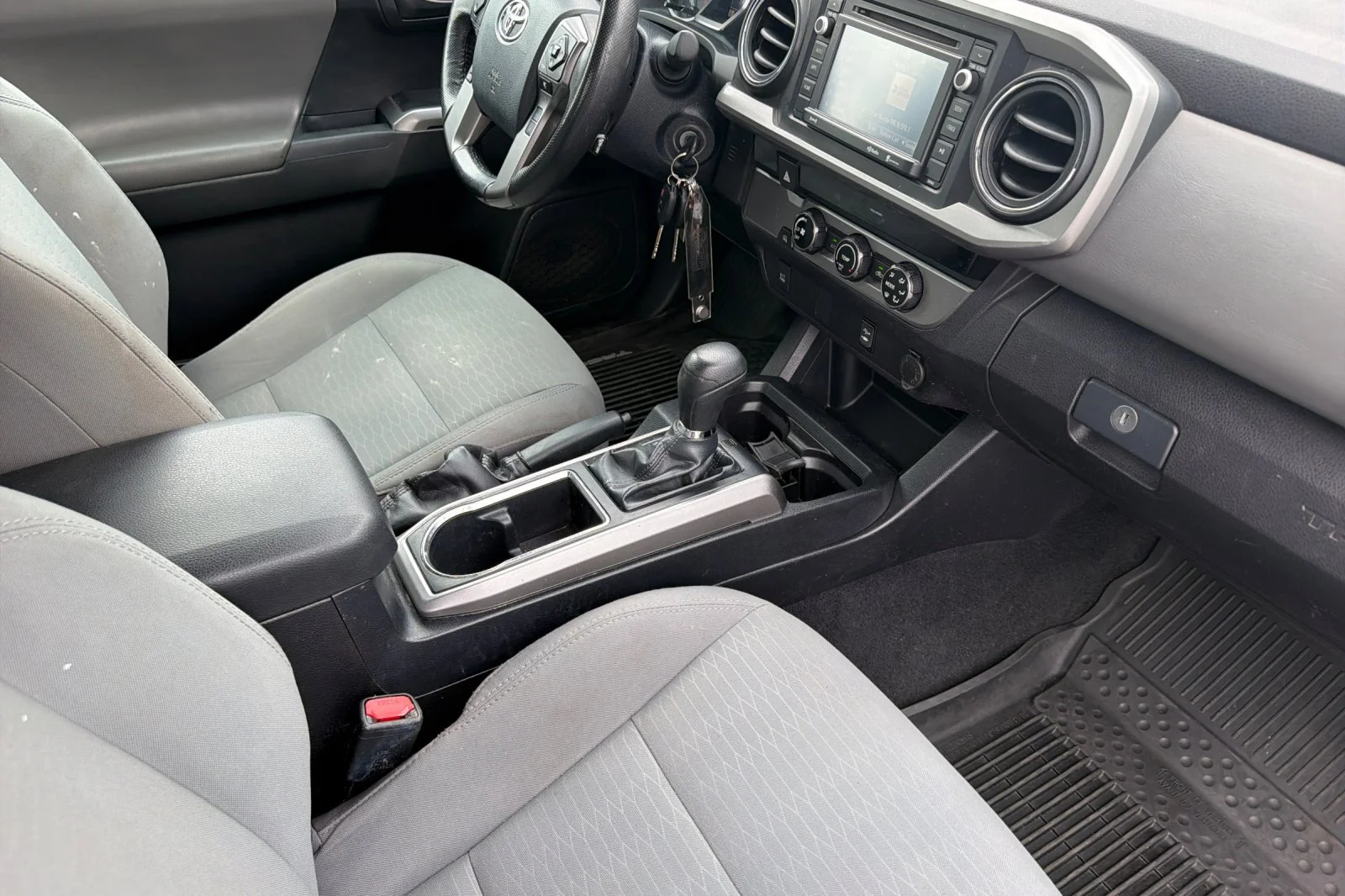 Used 2018 White Toyota SR5 image 19