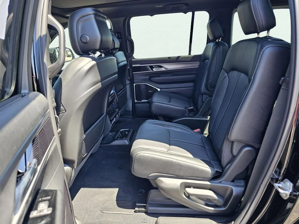 New 2026 High Gloss Black Exterior Paint Jeep Limited Reserve image 32