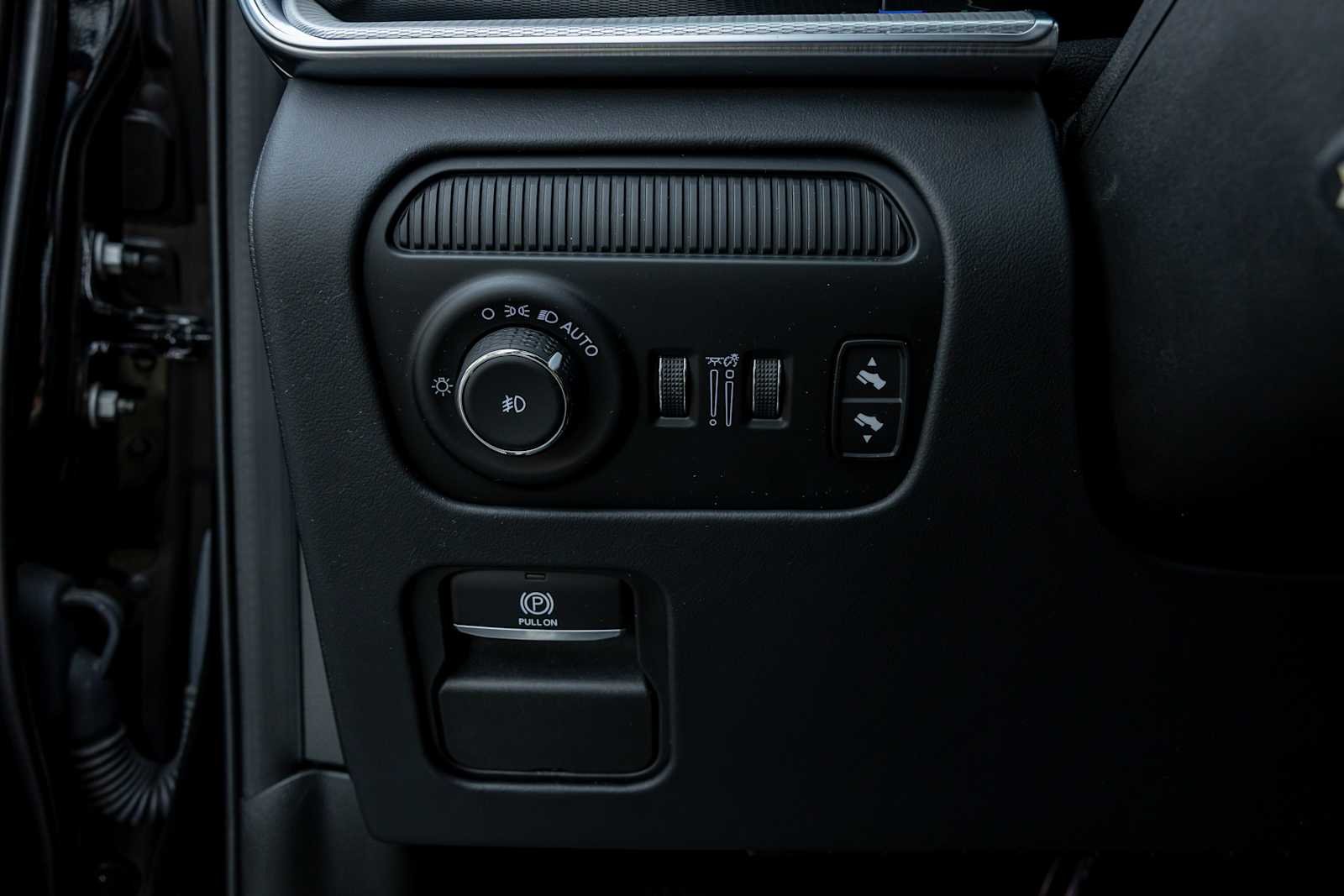 Used 2023 Diamond Black Crystal Pearlcoat Jeep Series III image 17