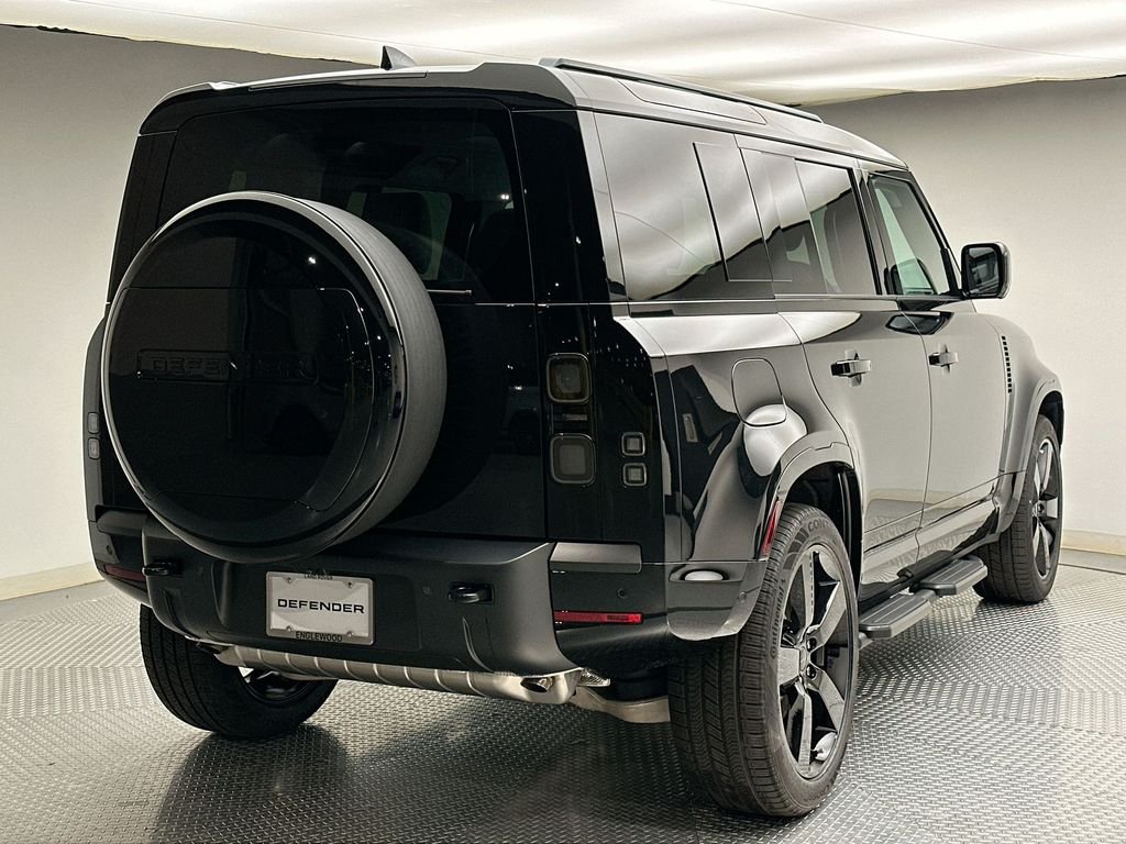 New 2026 Santorini Black Metallic Land Rover X-Dynamic SE image 3