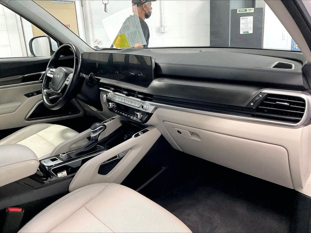 Used 2023 White Kia S image 14