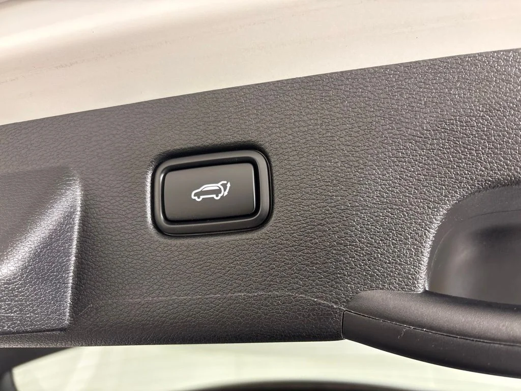 Used 2025 White Kia X-Line image 21