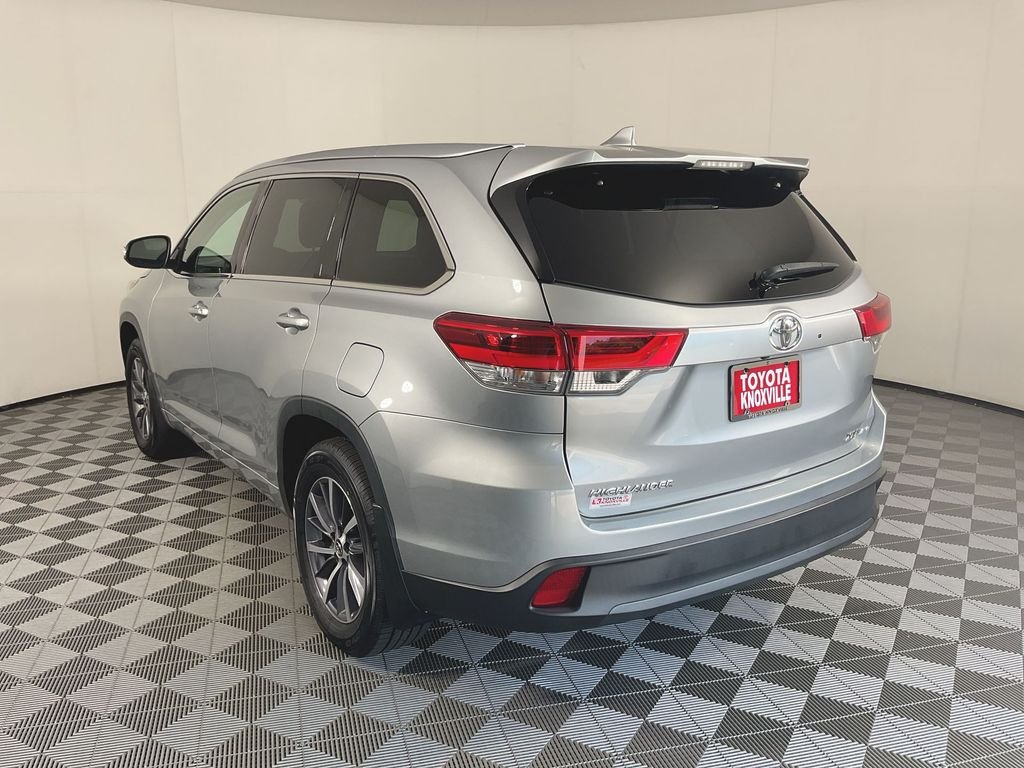 Used 2017 Silver Toyota XLE image 6