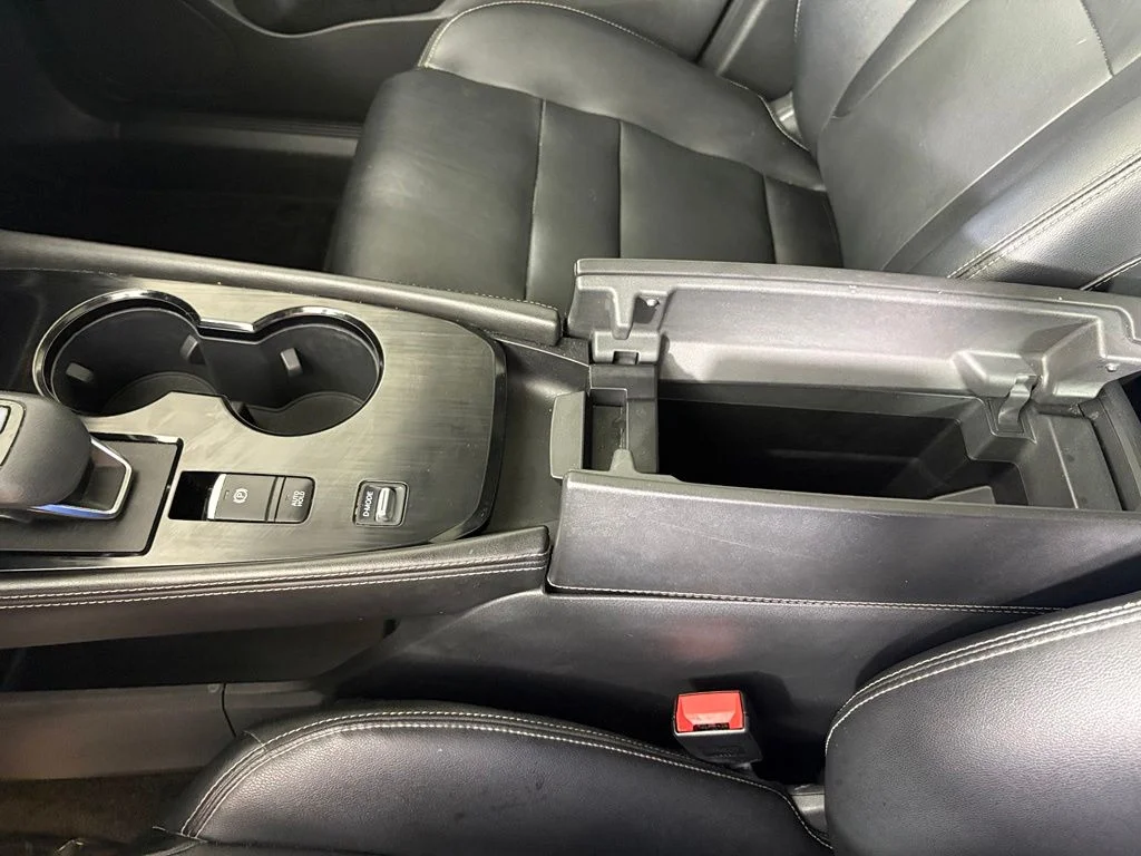 Used 2022 White Nissan SL image 29