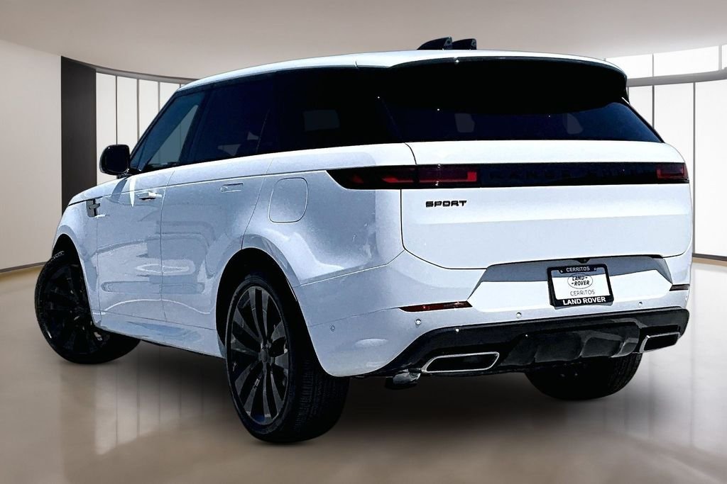 New 2026 FUJI WHITE Land Rover Dynamic SE image 3
