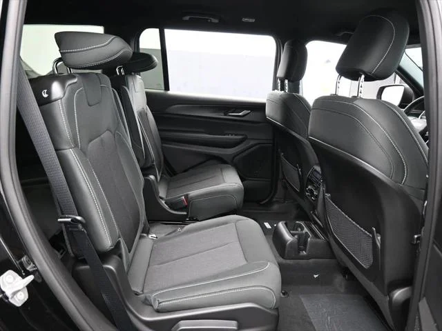New 2026 Diamond Black Crystal Pearl-Coat Exterior Paint Jeep Laredo image 38