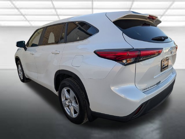 Used 2023 Off-white Toyota LE image 2