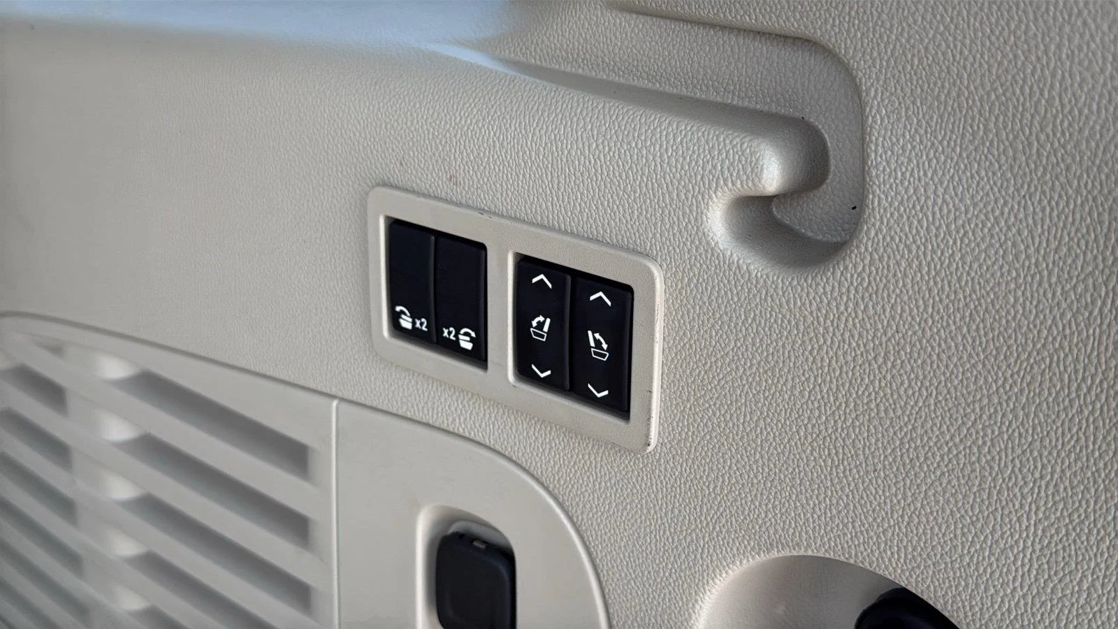 Used 2019 White Frost Tricoat GMC Denali image 36