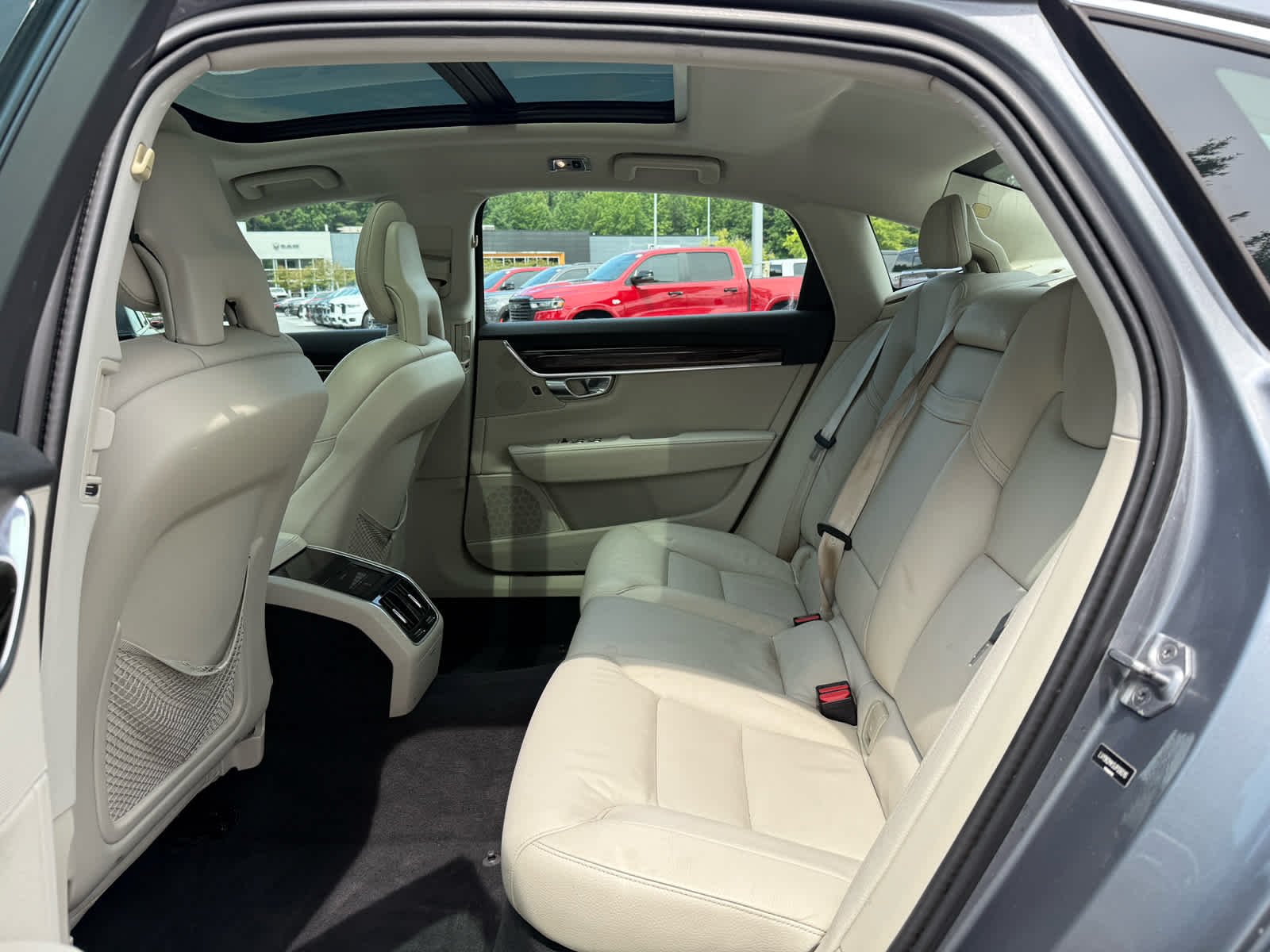 Used 2018 OSMIUM GRAY METALLIC Volvo Momentum image 26