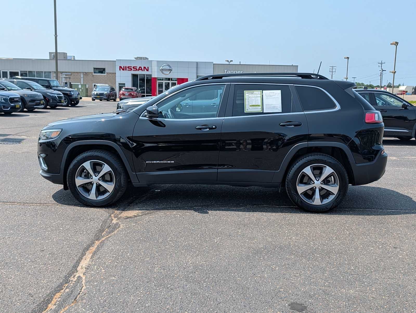 Used 2022 Diamond Black Crystal Pearlcoat Jeep Limited image 4