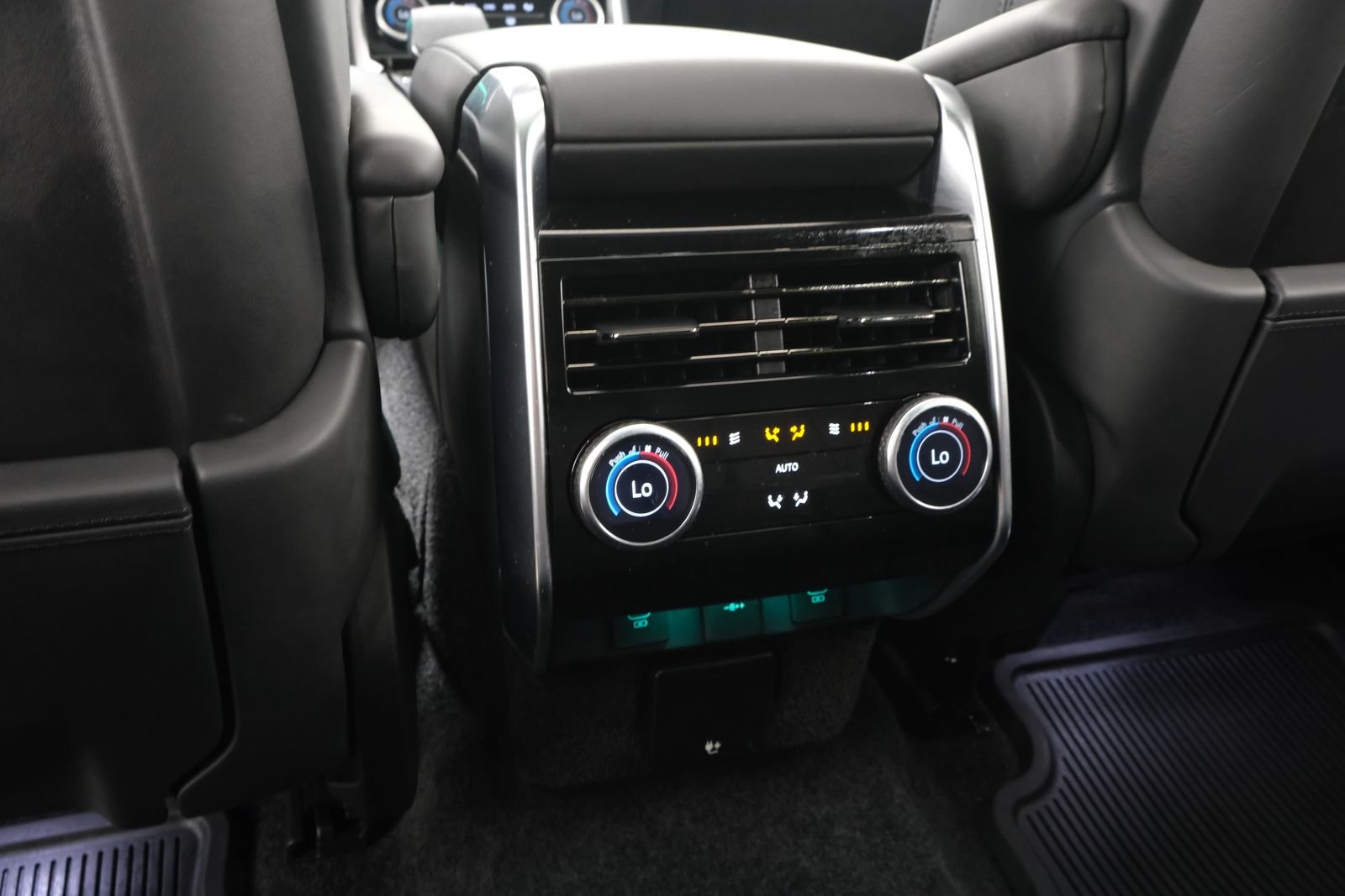 Used 2023 Silver Land Rover SE image 34