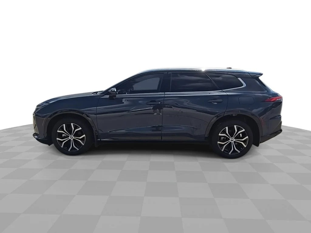 Used 2025 White Toyota XLE image 5