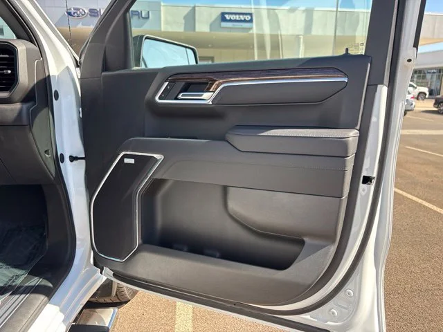 Used 2025 White GMC Elevation image 17