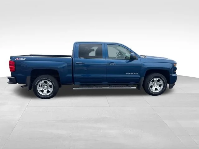 Used 2017 DEEP OCEAN BLUE METALLIC Chevrolet LT image 7