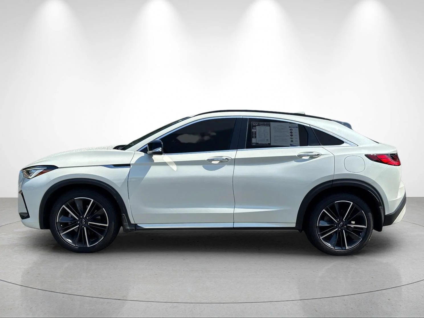 Certified Used 2023 Majestic White INFINITI LUXE image 2