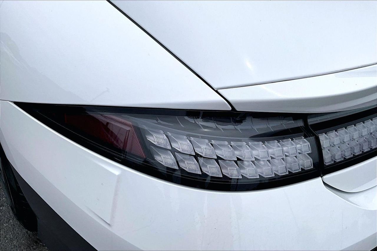 Used 2025 Serenity White Hyundai SEL image 25