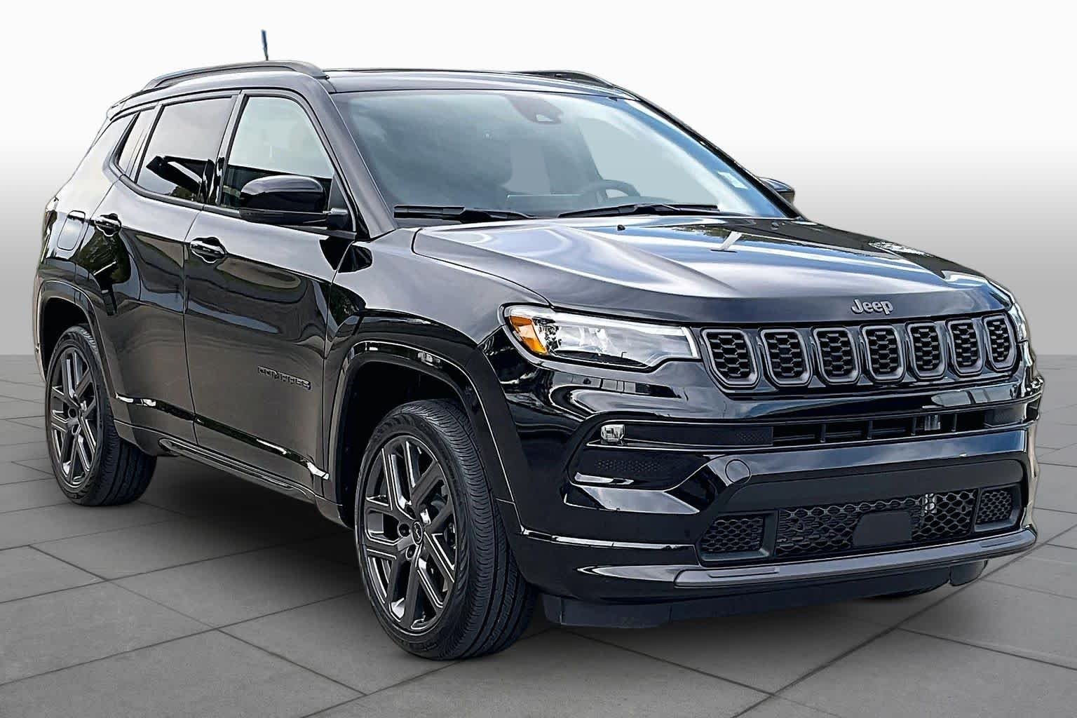 Used 2025 Diamond Black Crystal Pearlcoat Jeep Limited image 3