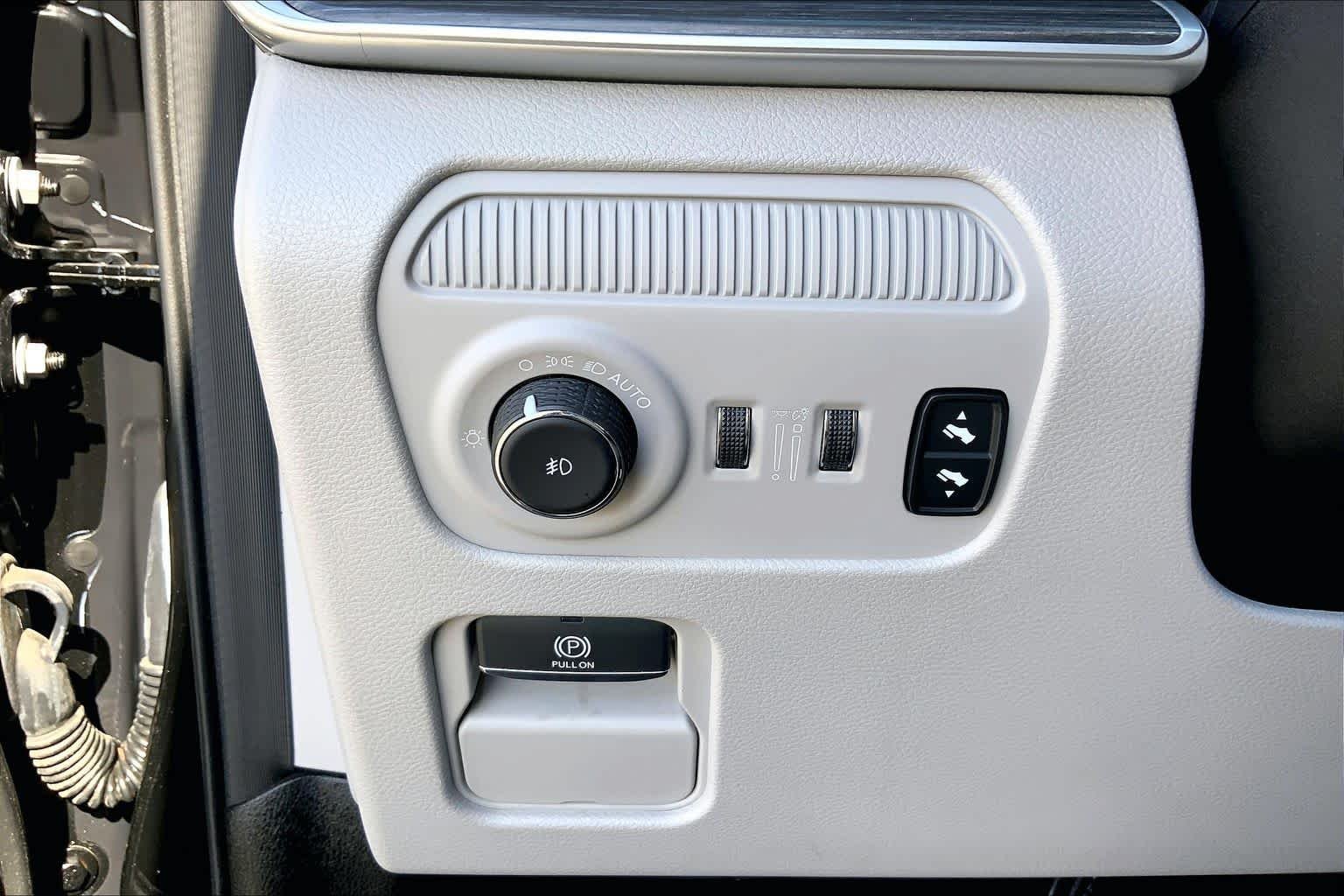 Used 2024 Diamond Black Crystal Pearlcoat Jeep Series II image 33