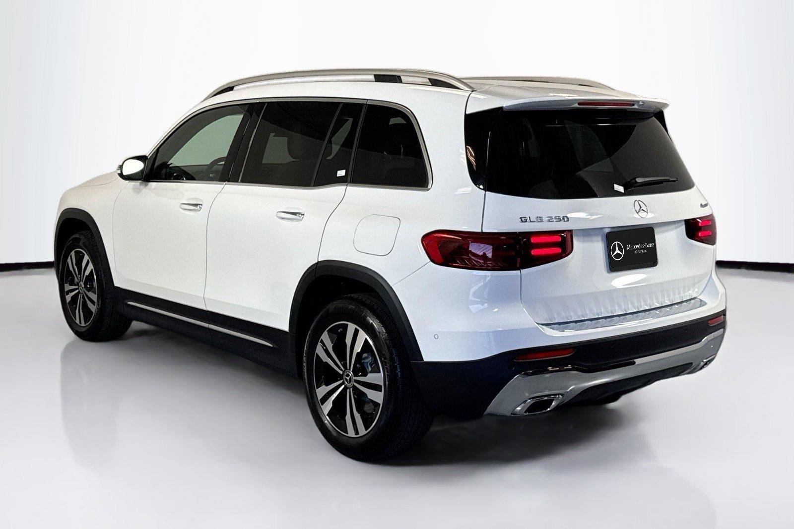 New 2026 Polar White Mercedes-Benz GLB 250 image 7