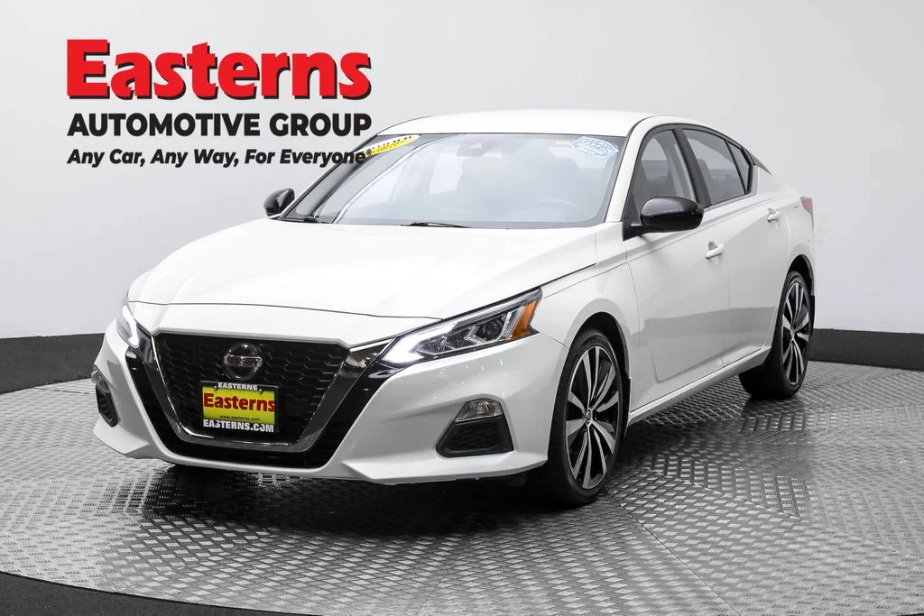 Used 2022 White Nissan 2.5 SR image 1