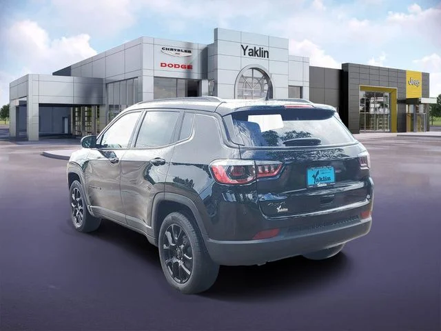 New 2026 Diamond Black Crystal Pearl-Coat Exterior Paint Jeep Latitude image 3