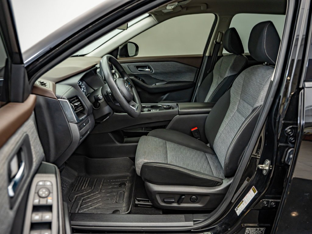 Used 2021 Super Black Nissan SV image 27