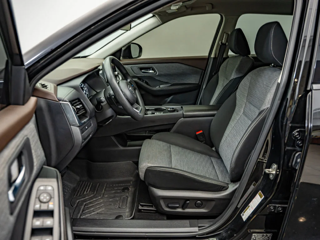 Used 2021 Super Black Nissan SV image 27