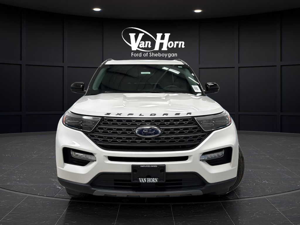 Used 2023 Star White Metallic Tri-Coat Ford XLT image 2