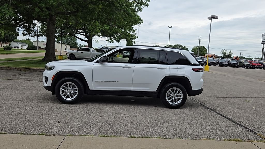 New 2026 Bright White Clear-Coat Exterior Paint Jeep Laredo X image 5