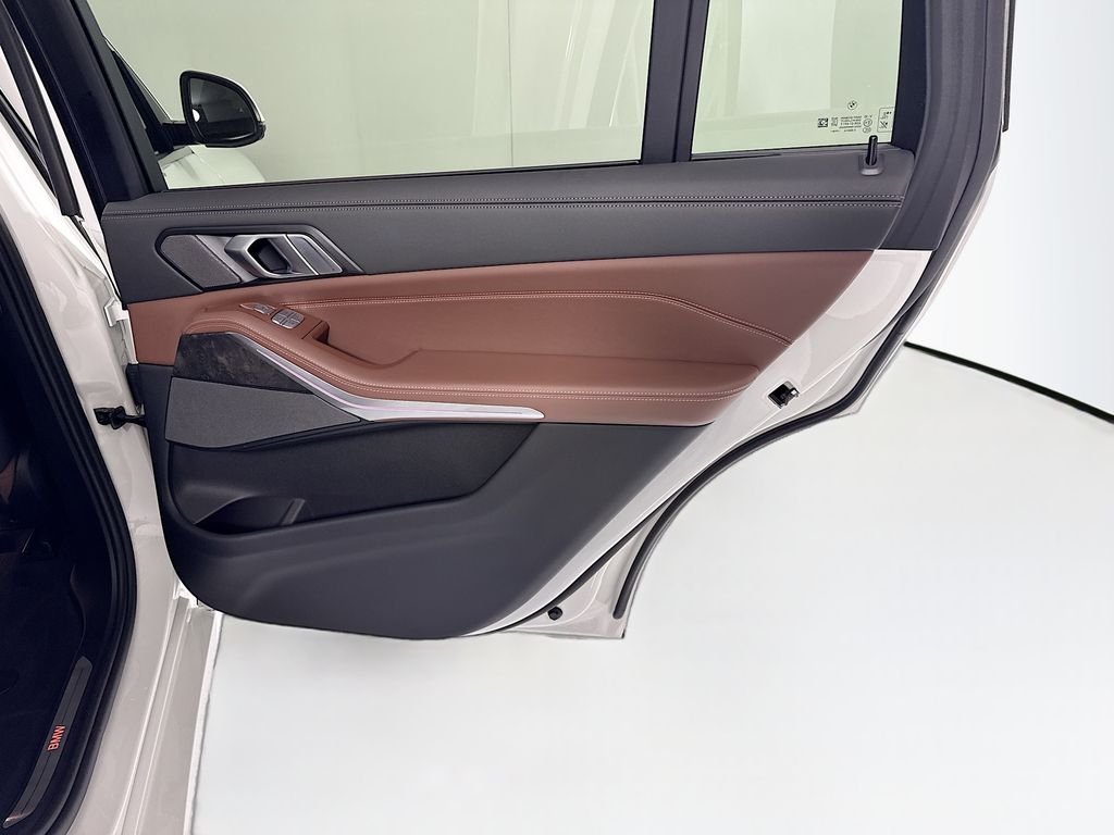 Used 2024 Alpine White BMW xDrive40i image 28