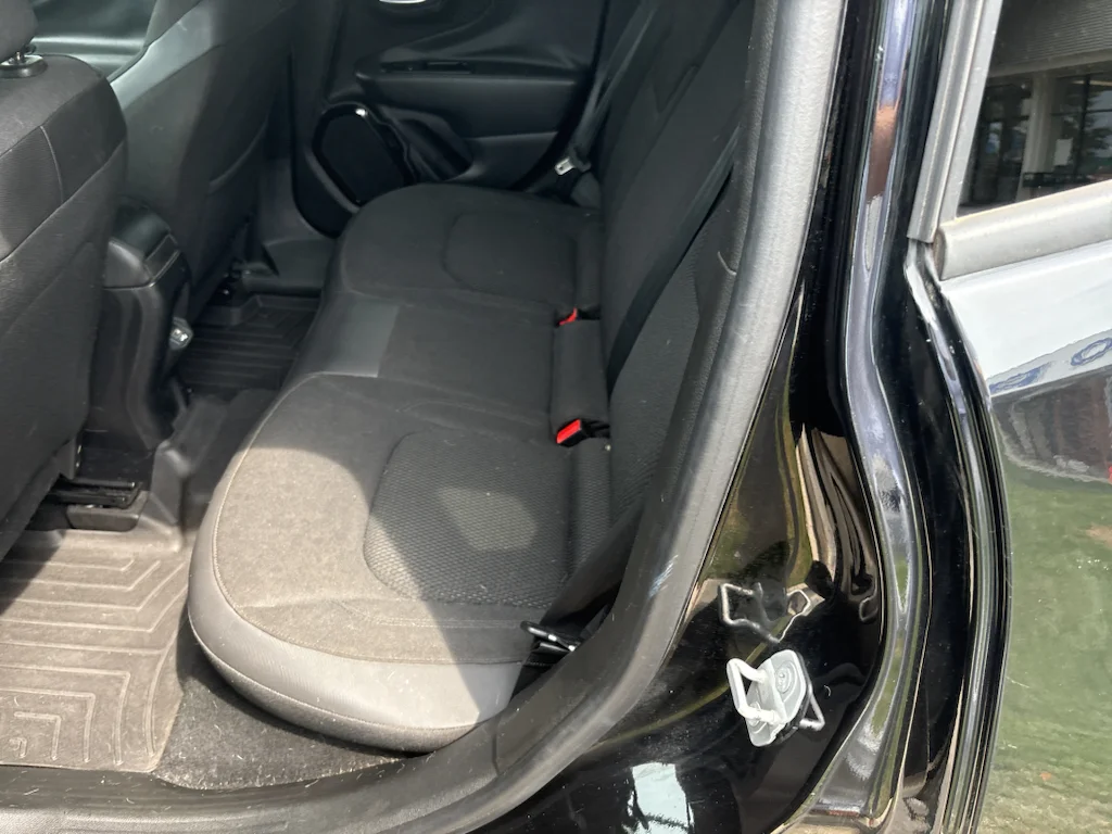 Used 2018 Black Jeep Altitude image 3