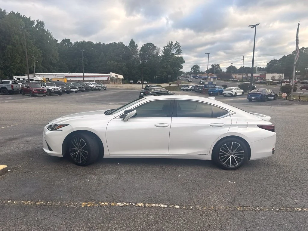 Used 2022 White Lexus 300h image 2