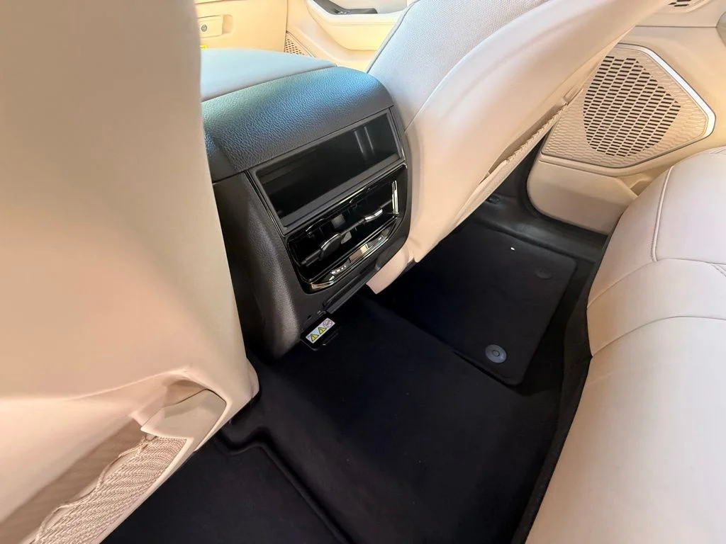 New 2026 Bright White Clear-Coat Exterior Paint Jeep Limited image 26