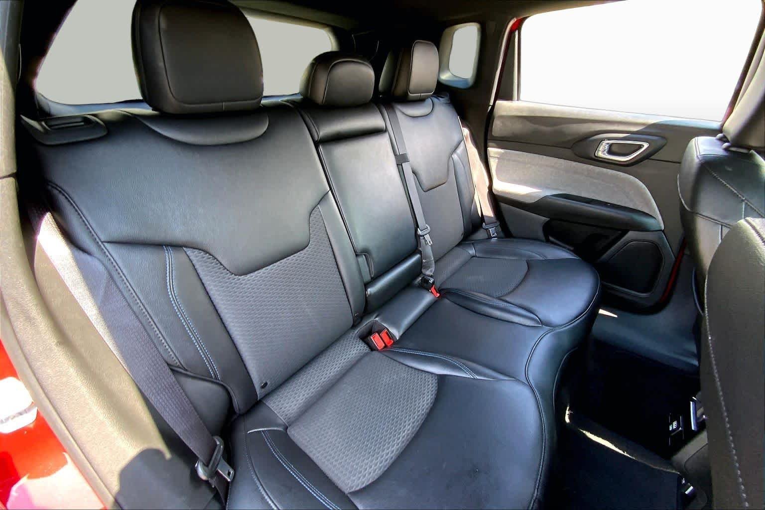 Used 2024 Red Hot Pearlcoat Jeep Latitude image 19