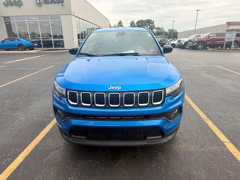 Used 2024 Hydro Blue Pearlcoat Jeep Latitude image 3