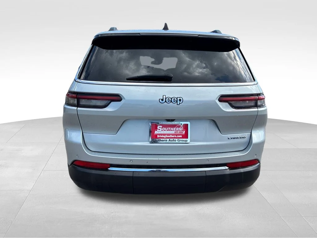 Used 2023 Silver Jeep Laredo image 4