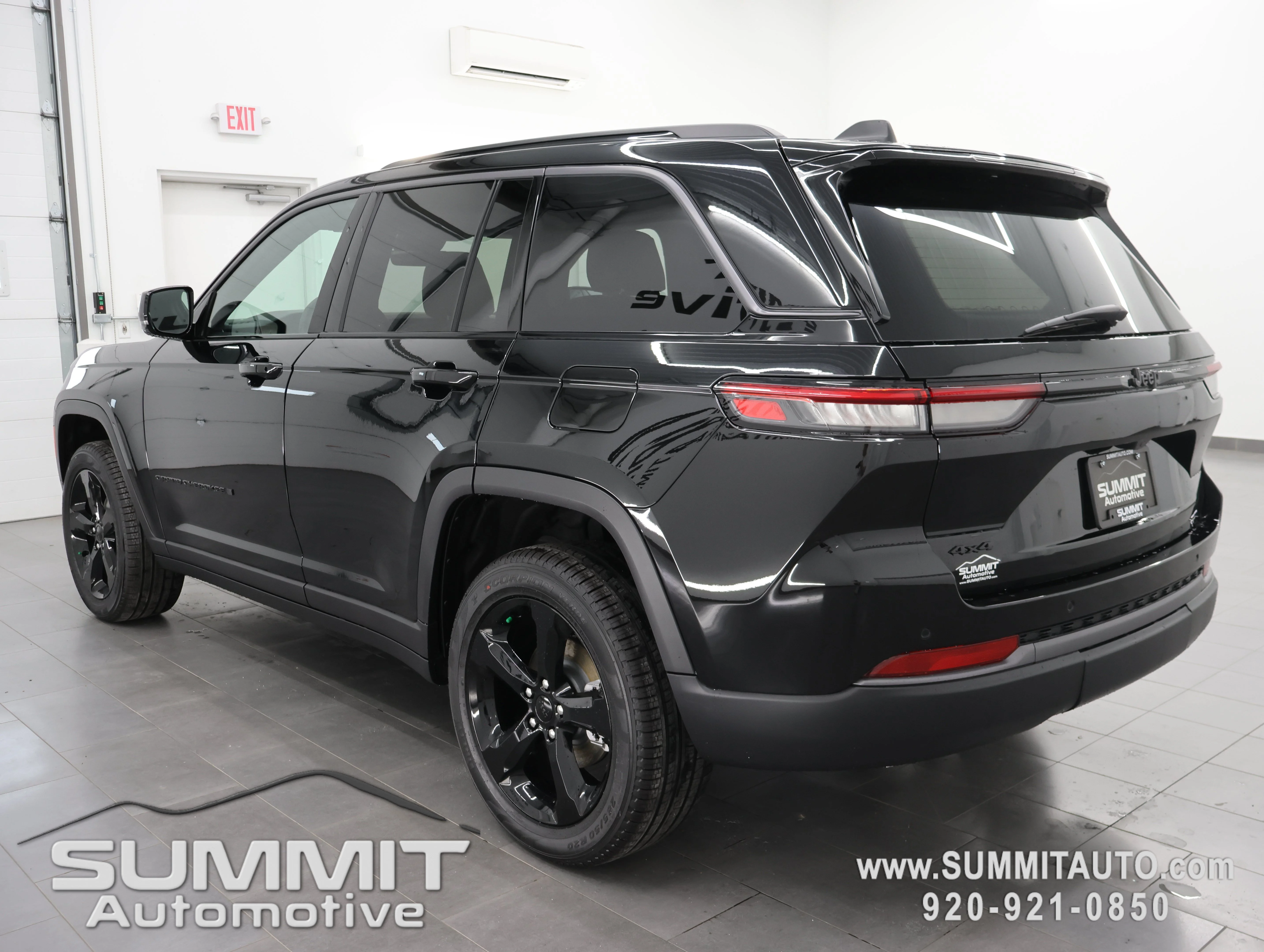 New 2026 Diamond Black Crystal Pearlcoat Jeep Limited image 6