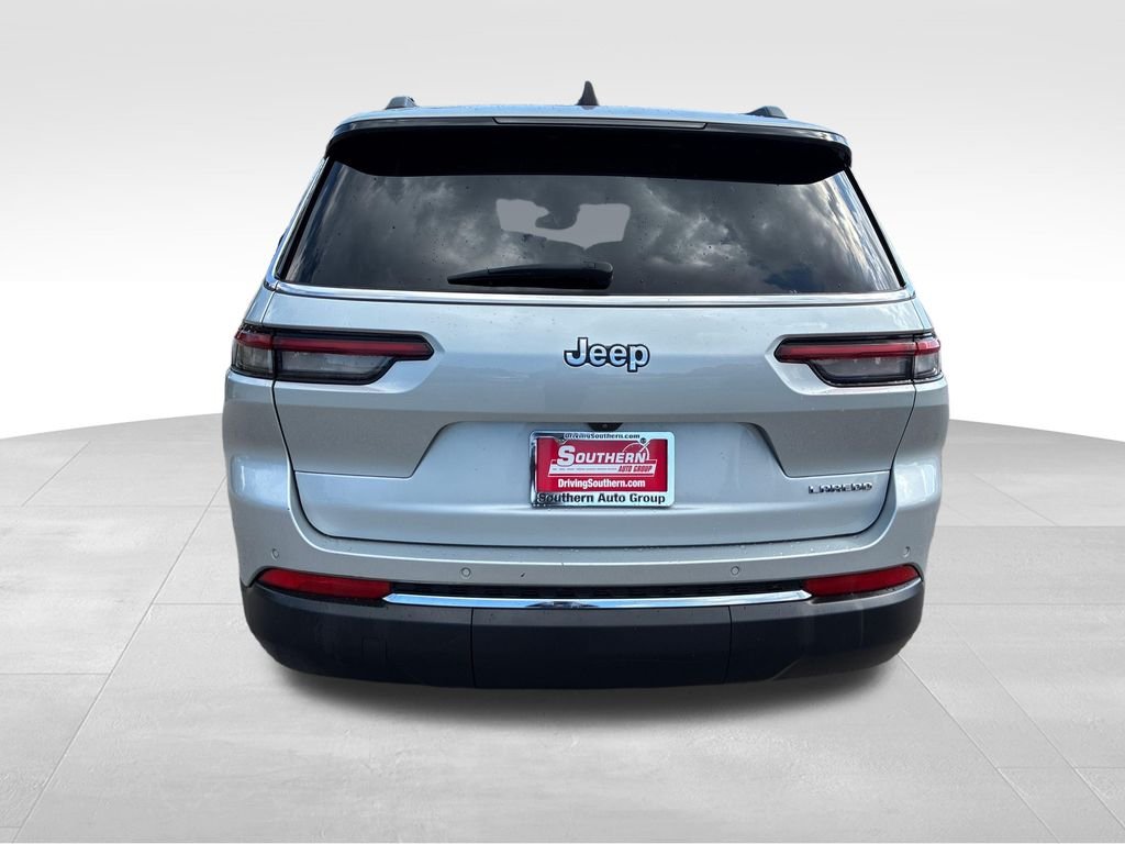 Used 2023 Silver Jeep Laredo image 4
