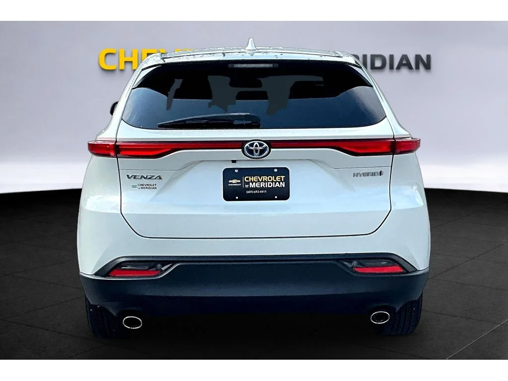 Used 2021  Toyota LE image 4