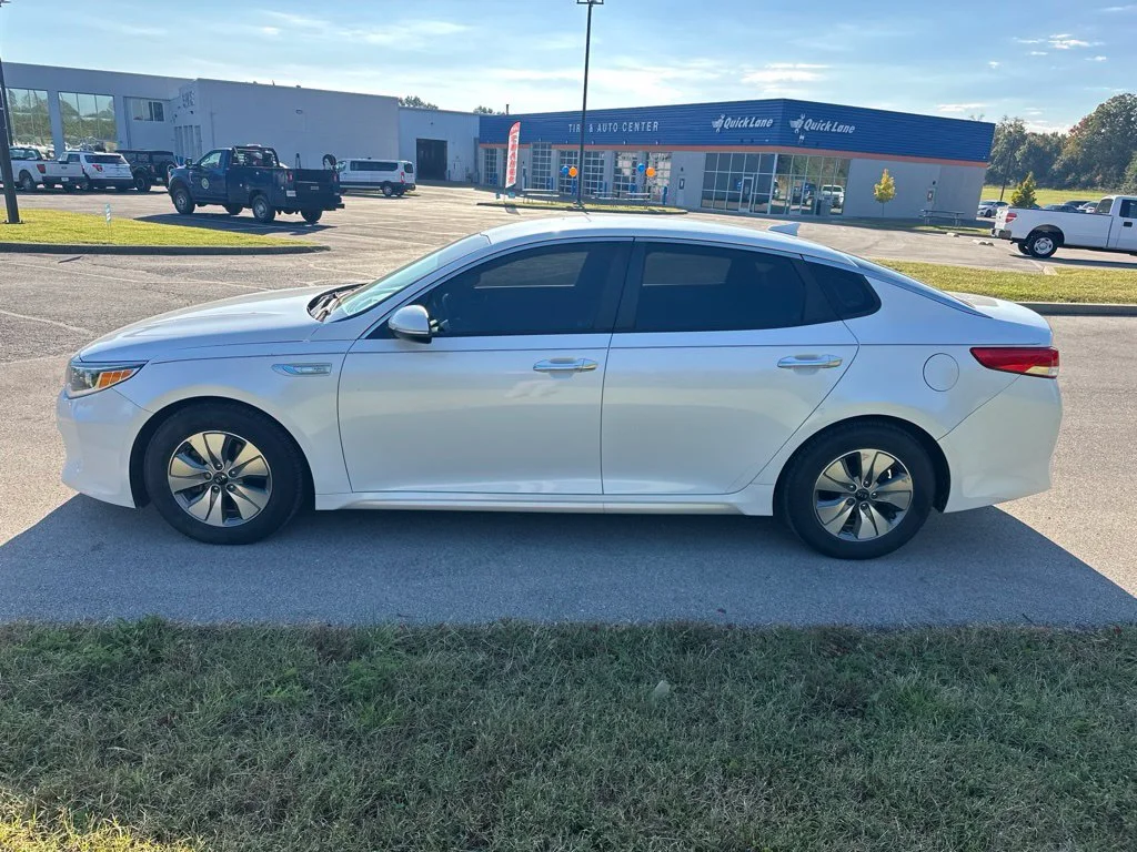 Used 2017 Snow White Pearl Kia Base image 9