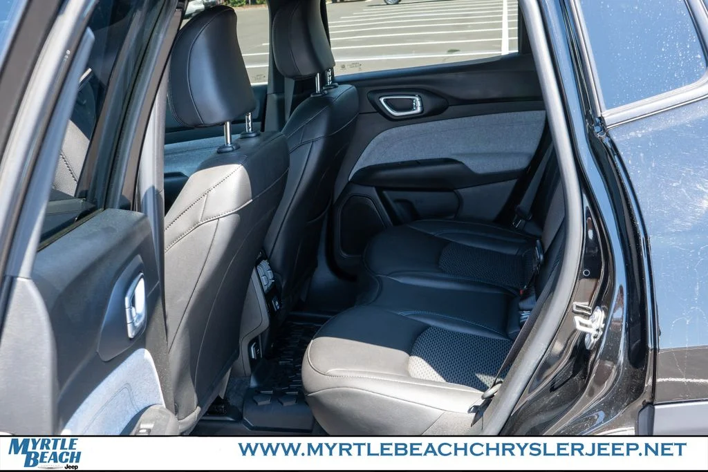 Used 2025 Diamond Black Crystal Pearlcoat Jeep Latitude image 13