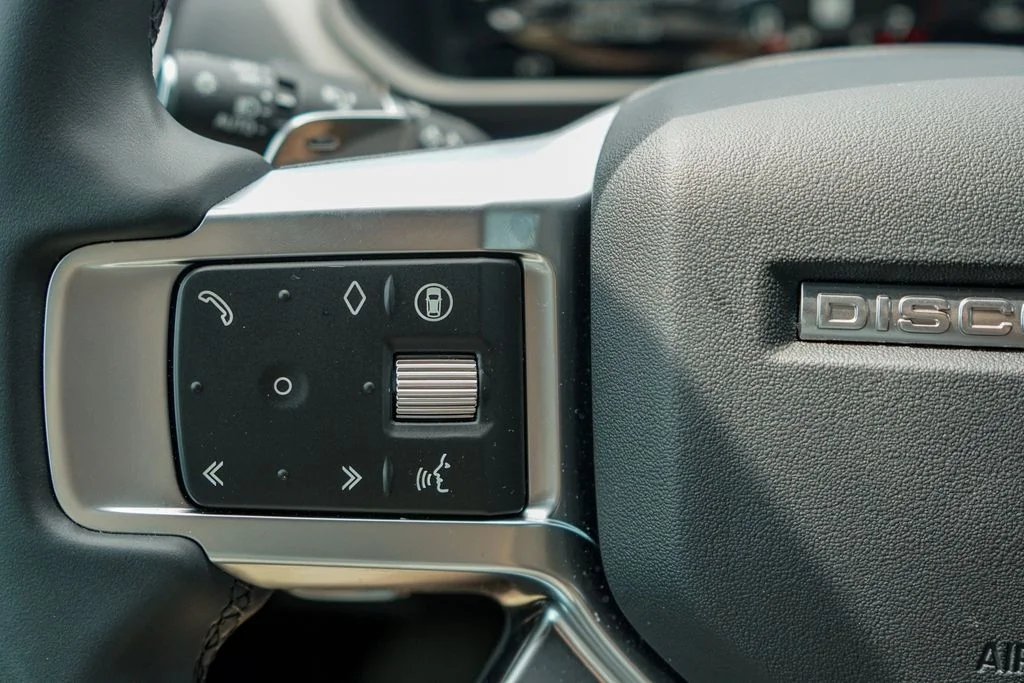 Used 2025 Black Land Rover Dynamic SE image 21