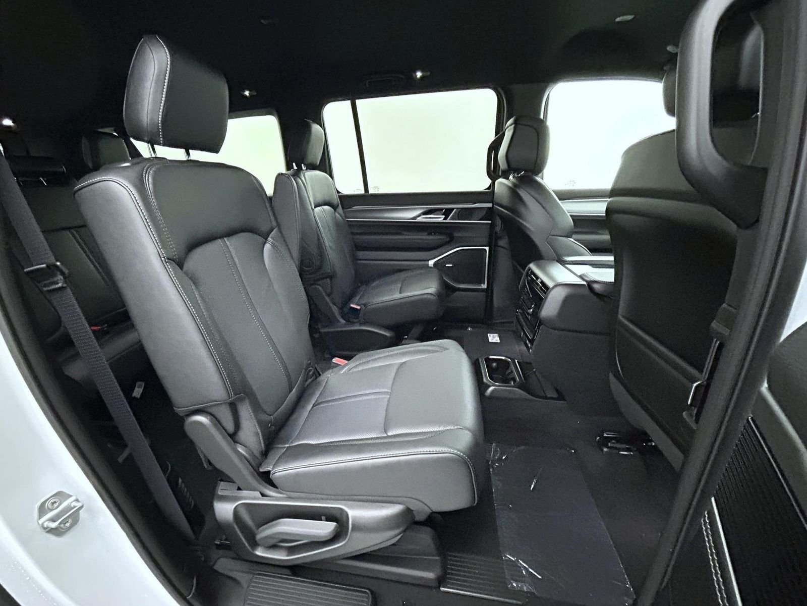 New 2026 Bright White Clear-Coat Exterior Paint Jeep Limited Altitude image 18