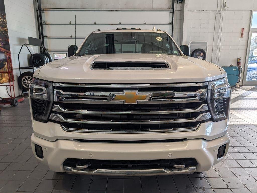 Used 2024 Pearl Chevrolet High Country image 3