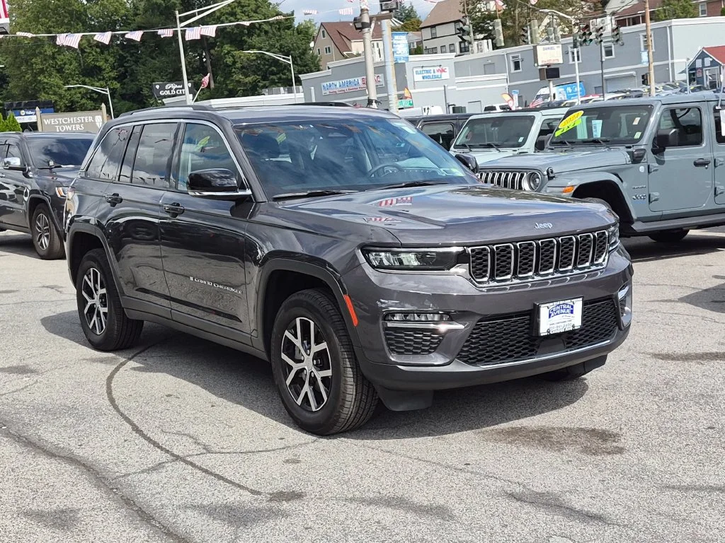 Used 2023 Gray Jeep Limited image 3