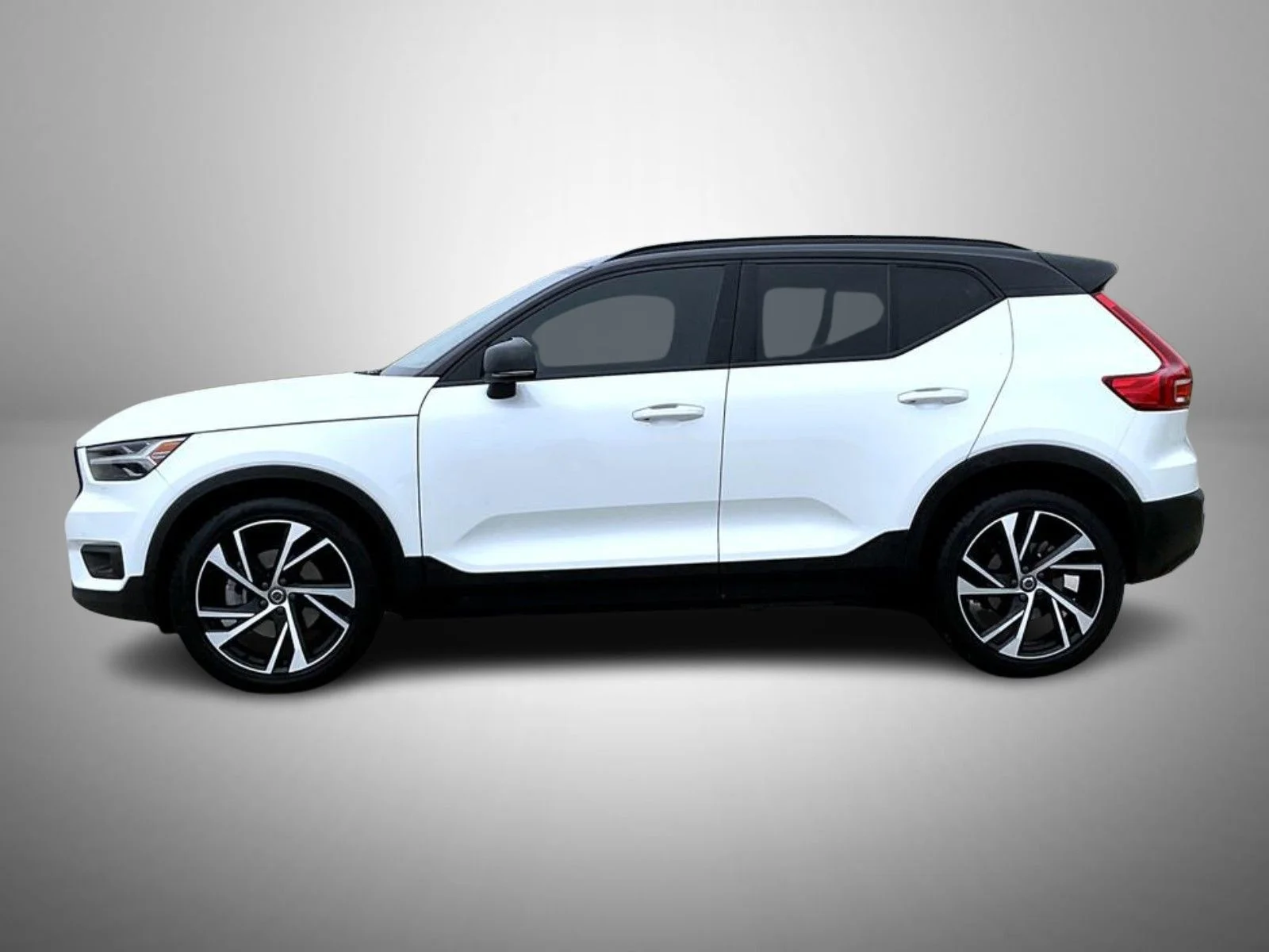 Used 2020 White Volvo R-Design image 8