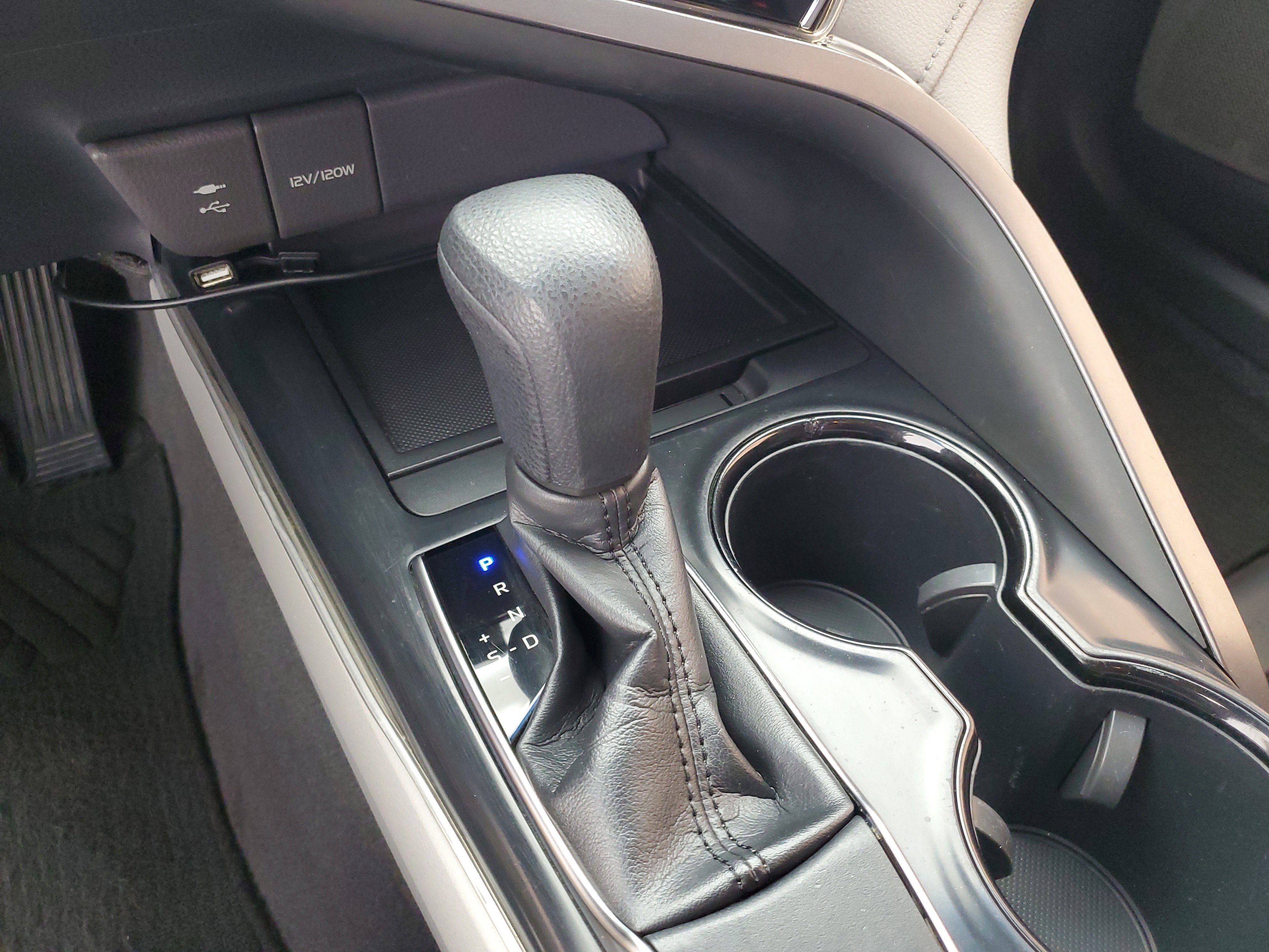 Used 2018 Super White Toyota LE image 29